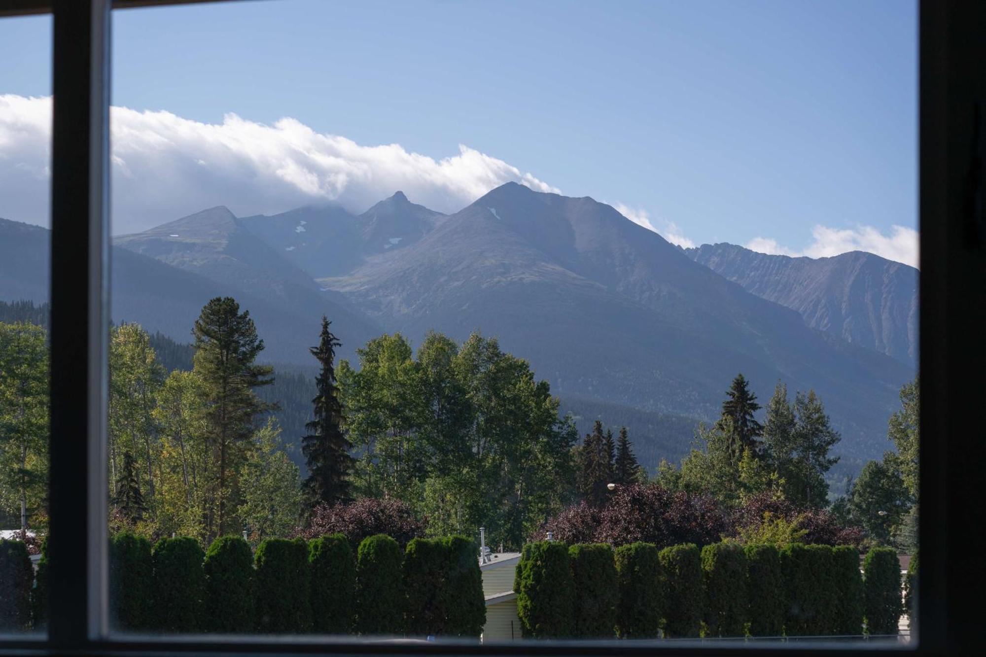 Prestige Hudson Bay Lodge & Conference Centre, Worldhotels Crafted Collection Смитерс Экстерьер фото